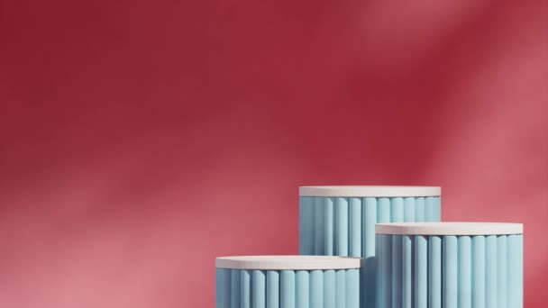 白と青の柱の表彰台ループシームレスな影アニメーションのテンプレートモックアップの3D映像をレンダリングする赤い明るい壁背景 — ストック動画