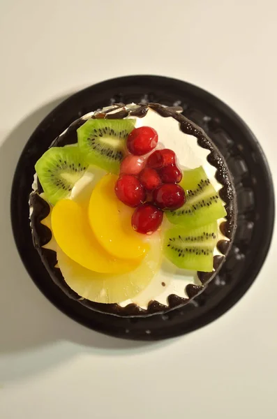 Beyaz Bir Zemin Üzerine Şerbetli Meyveli Kek — Stok fotoğraf
