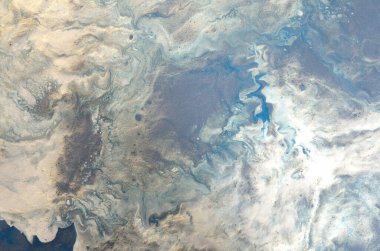 Mavimsi bir zemindeki incili dalgaların soyut arkaplanı