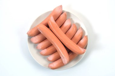 Beyaz arkaplanda sosis fotoğrafı