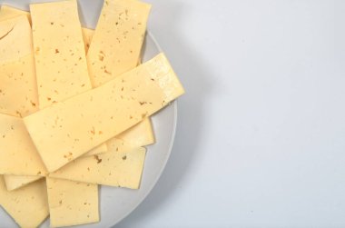 bir plaka üzerinde peynir dilimleri