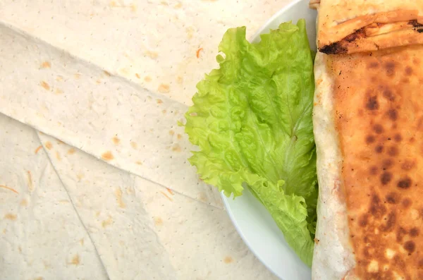 Fotoğraf Shawarma Malzemeli Sosisli Sandviç — Stok fotoğraf