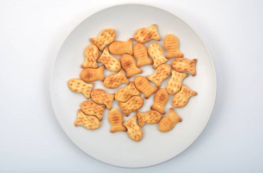 Beyaz tabaktaki kraker kurabiyeleri.