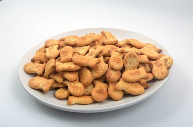 Beyaz tabaktaki kraker kurabiyeleri.