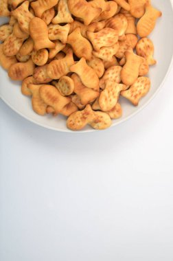 Beyaz tabaktaki kraker kurabiyeleri.