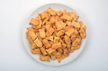 Beyaz tabaktaki kraker kurabiyeleri.