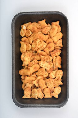 Beyaz tabaktaki kraker kurabiyeleri.