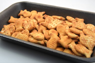 Beyaz tabaktaki kraker kurabiyeleri.