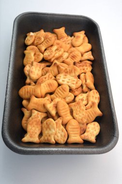 Beyaz tabaktaki kraker kurabiyeleri.