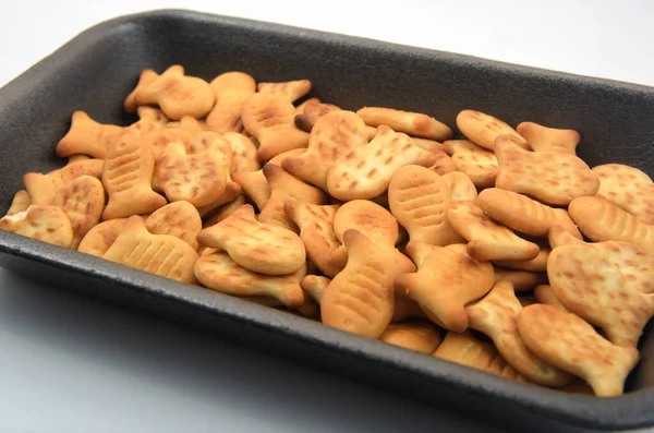 Beyaz tabaktaki kraker kurabiyeleri.