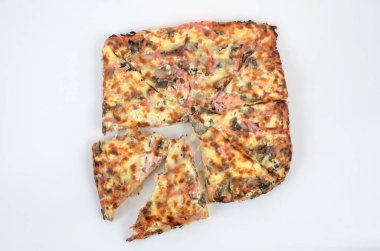 Kalın hamurlu ev yapımı sulu pizza ve beyaz arka planda bir sürü malzeme fotoğrafı.