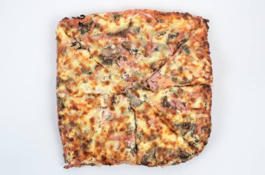 Kalın hamurlu ev yapımı sulu pizza ve beyaz arka planda bir sürü malzeme fotoğrafı.