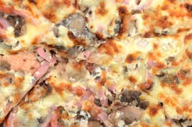 Kalın hamurlu ev yapımı sulu pizza ve beyaz arka planda bir sürü malzeme fotoğrafı.