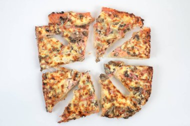 Kalın hamurlu ev yapımı sulu pizza ve beyaz arka planda bir sürü malzeme fotoğrafı.