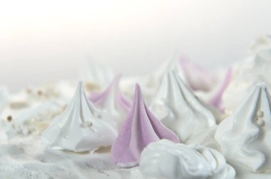 Beyaz fonda kek resmi var.