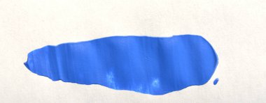 Beyaz kağıttaki mavi boya lekesinin basit arkaplanı