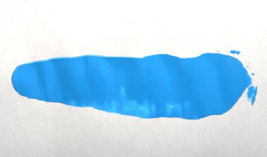 Beyaz kağıttaki mavi boya lekesinin basit arkaplanı