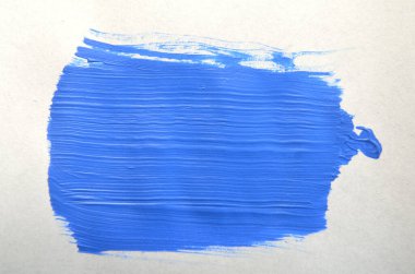 Fırça darbeleriyle beyaz kağıt üzerindeki boya lekelerinin basit arkaplanı