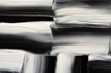 Fırça darbelerinin basit siyah beyaz arkaplanı