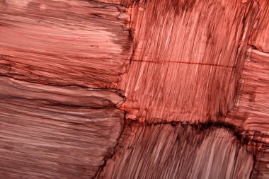 Fırça darbeleriyle kırmızı ve siyah renkte lekelerin basit arkaplanı