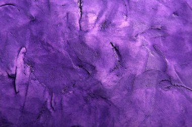 alçı arkaplanı mor renkte