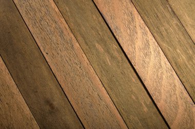 Arkaplanda altın parıltılı tahtalar var.