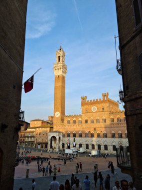 Piazza del Campo, Palio di Siena 'nın yer aldığı kabuk şeklindeki kare. Palazzo Pubblico ve Torre del Mangia, Duomo Meydanı 'na doğru ilerliyorlar..
