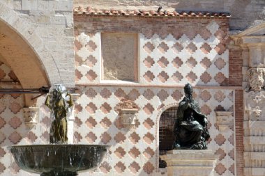 Fontana Maggiore, Perugia 'nın merkezinde, Piazza IV Novembre' nin merkezinde yer almaktadır. Giovanni Pisano 'nun 13. yüzyılın ikinci yarısı.