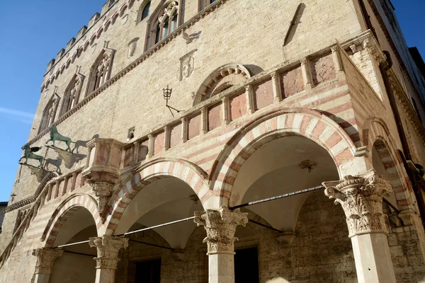 普里奥里宫 Palazzo Dei Priori 是意大利公共宫殿的最佳范例之一 它座落在秘鲁11月4日广场的中央 — 图库照片