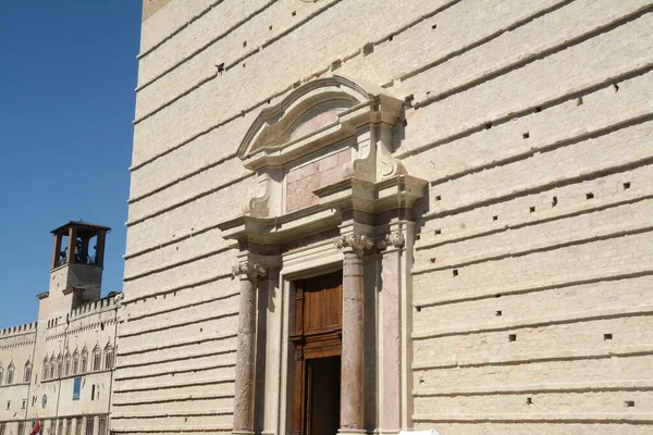 秘鲁中部的11月4日广场以普里奥里宫 Palazzo Dei Priori 丰塔纳大教堂 Fontana Maggiore 和圣洛伦佐大教堂而闻名 — 图库照片