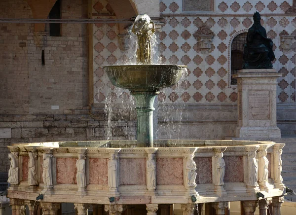 stock image The Fontana Maggiore is located in the center of Piazza IV Novembre in the center of Perugia. Work of the 13th century second half of Giovanni Pisano