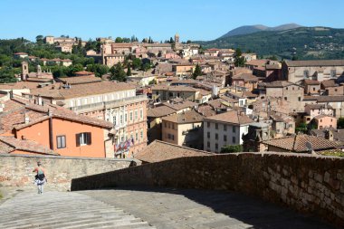 Perugia şehrinin Etrüsk duvarlarının antik kapılarından biri olan Porta Sole 'dan panoramik manzara.