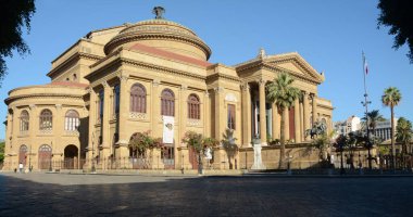 Teatro Massimo Vittorio Emanuele (daha çok Teatro Massimo olarak bilinir), İtalya 'nın en büyük opera binasıdır ve Avrupa' nın en büyük binalarından biridir..