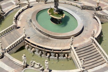 Piazza Pretoria (ayrıca Piazza della Vergogna olarak da bilinir), Quattro Canti yakınlarındaki Kalsa bölgesinde yer alır. Merkezde, 1554 yılında inşa edilen Pretoria çeşmesi..
