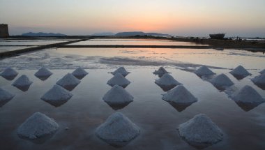 Saline di Trapani ve Paceco odaklı doğa rezervi Sicilya 'da antik deniz tuzu çıkarma faaliyetlerinin gerçekleştiği korunan doğal bir alandır..