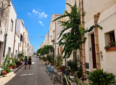 San Vito lo Capo 'nun sahil köyünün sokakları. Beyaz evler birçok Akdeniz bitkisiyle süslenmiş..