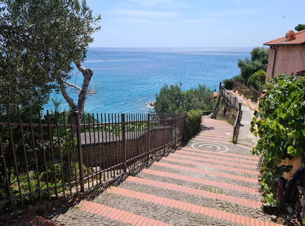 Bergeggi sakin ve pitoresk bir Ligurian köyüdür. Bergeggi körfezi üzerinde harika bir ada olan mavi denize tepeden bakar..