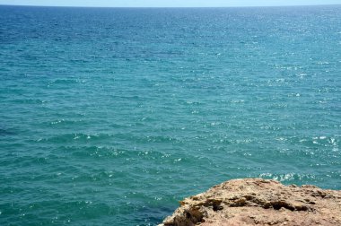 Muhteşem Sicilya kokusu ile Akdeniz çalıları ve kozalaklı ağaçlar ve kristal sularının turkuaz mavisi.