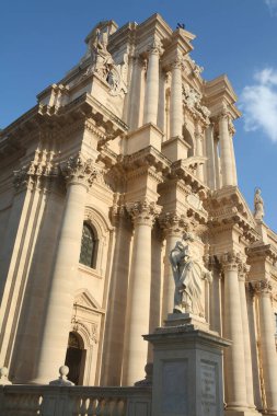 Syracuse, Sicilya 'da Arşimet' in doğduğu şehir. Beyaz mermer Katedral Barok tarzında eski bir merkez olan Ortigia yarımadasında yer almaktadır..