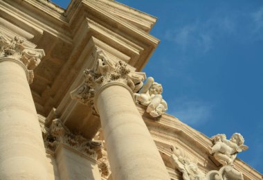 Syracuse, Sicilya 'da Arşimet' in doğduğu şehir. Beyaz mermer Katedral Barok tarzında eski bir merkez olan Ortigia yarımadasında yer almaktadır..