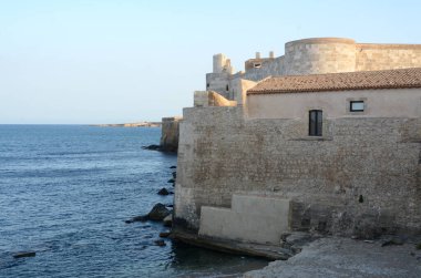 Maniace kalesi Syracuse 'daki Swabian döneminin en önemli anıtlarından biridir ve Frederick II tarafından inşa edilen en ünlü kalelerden biridir..