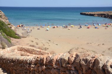 Calamosche beach is located between the archaeological remains of Eloro and the wildlife oasis of Vendicari. In 2005 it was awarded by the Blue Guide of Legambiente with the title of 