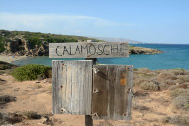 Calamosche plajı Eloro 'nun arkeolojik kalıntıları ile Vendicari' nin vahşi yaşam vahası arasında yer almaktadır. 2005 yılında Legambiente 'nin Mavi Rehberi tarafından 