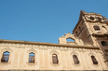  Noto 'daki barok kilisesinde San Francesco d' Assisi all 'Immacolata' nın büyük merdivenleri var..