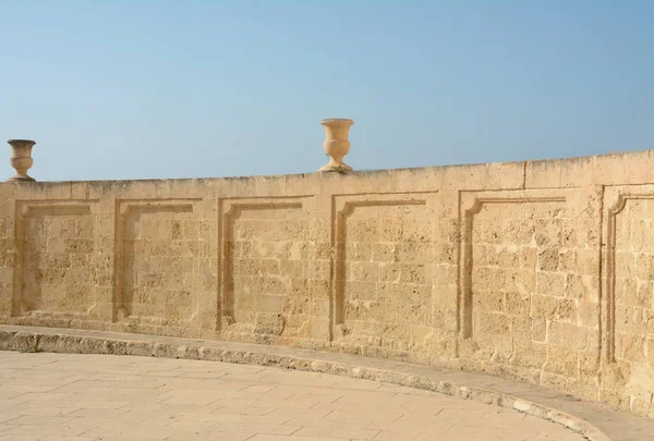 Noto, Sicilya Barok 'unun başkentidir. Altın taş başyapıtları, görkemli sarayları ve Madonna del Carmine gibi kiliselerle doludur..