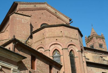 Santa Maria dei Servi Bazilikası Siena 'dadır ve Valdimontone' a tepeden bakan Piazza Manzoni 'dedir..