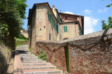 Siena bölgesinin tipik antik Toskana tuğla evi.