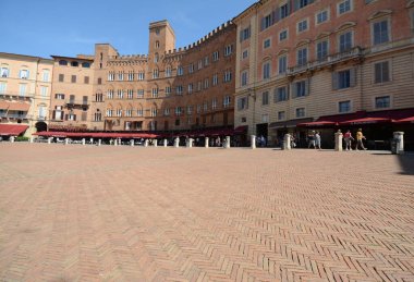 Piazza del Campo, Palio di Siena 'nın yer aldığı kabuk şeklindeki kare. Palazzo Pubblico ve Torre del Mangia, Duomo Meydanı 'na doğru ilerliyorlar..