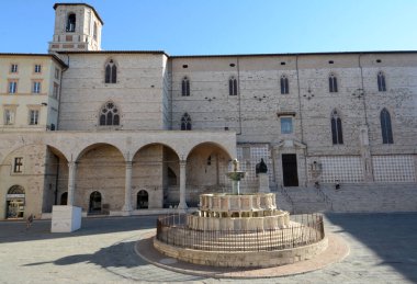 Fontana Maggiore, Perugia 'nın merkezinde, Piazza IV Novembre' nin merkezinde yer almaktadır. 13. yüzyılın çalışması. Giovanni Pisano 'nun ikinci yarısı..