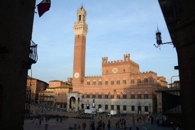 Piazza del Campo, Palio di Siena 'nın yer aldığı kabuk şeklindeki kare. Palazzo Pubblico ve Torre del Mangia, Duomo Meydanı 'na doğru ilerliyorlar..